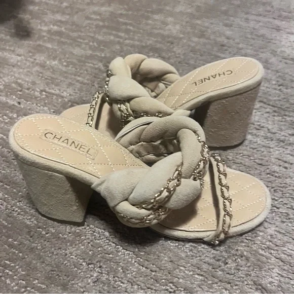 Chanel suede heels with hardware - Picture 6 of 8